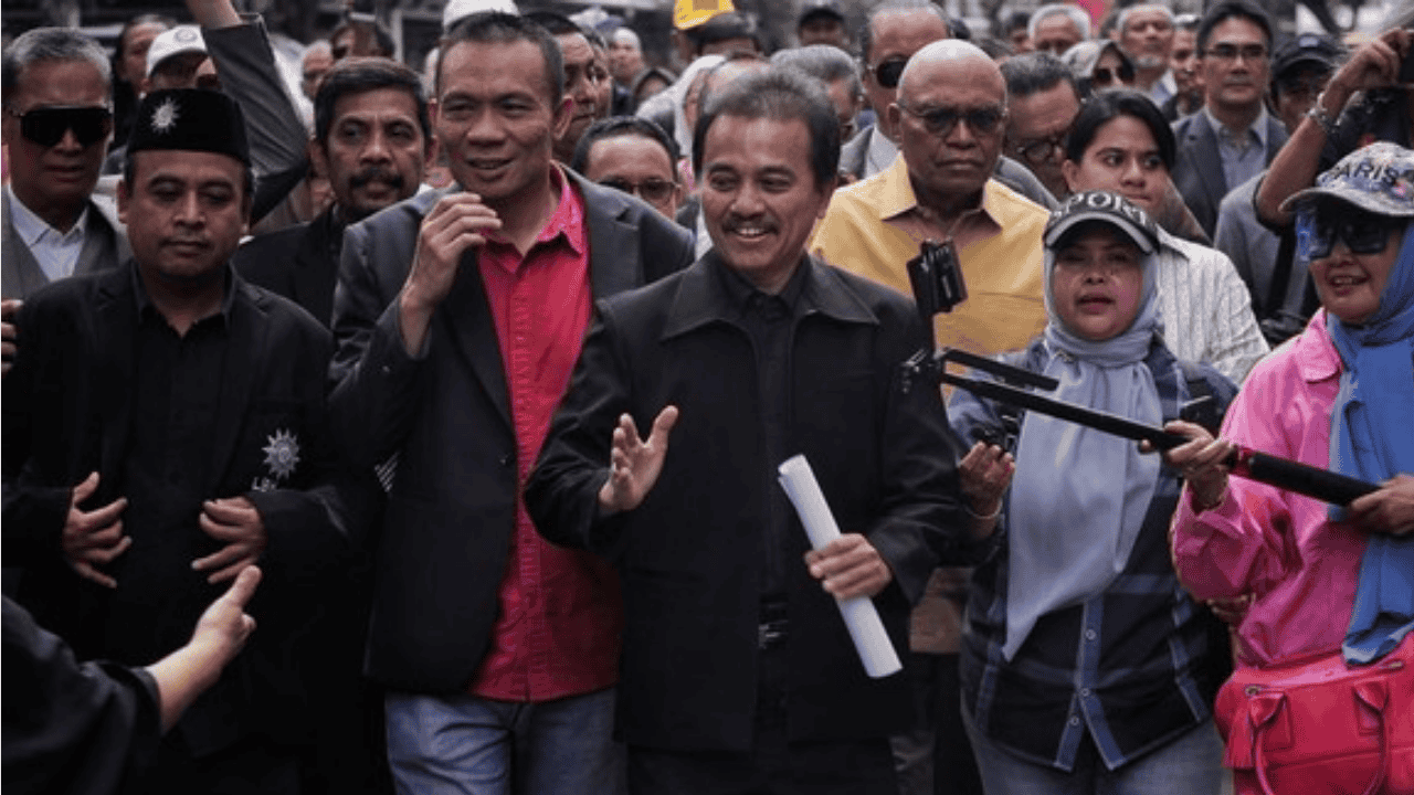 Datang ke Polda Metro, Roy Suryo Klaim Bawa Ijazah UGM 1985 Buat “Pembanding” Kasus Jokowi