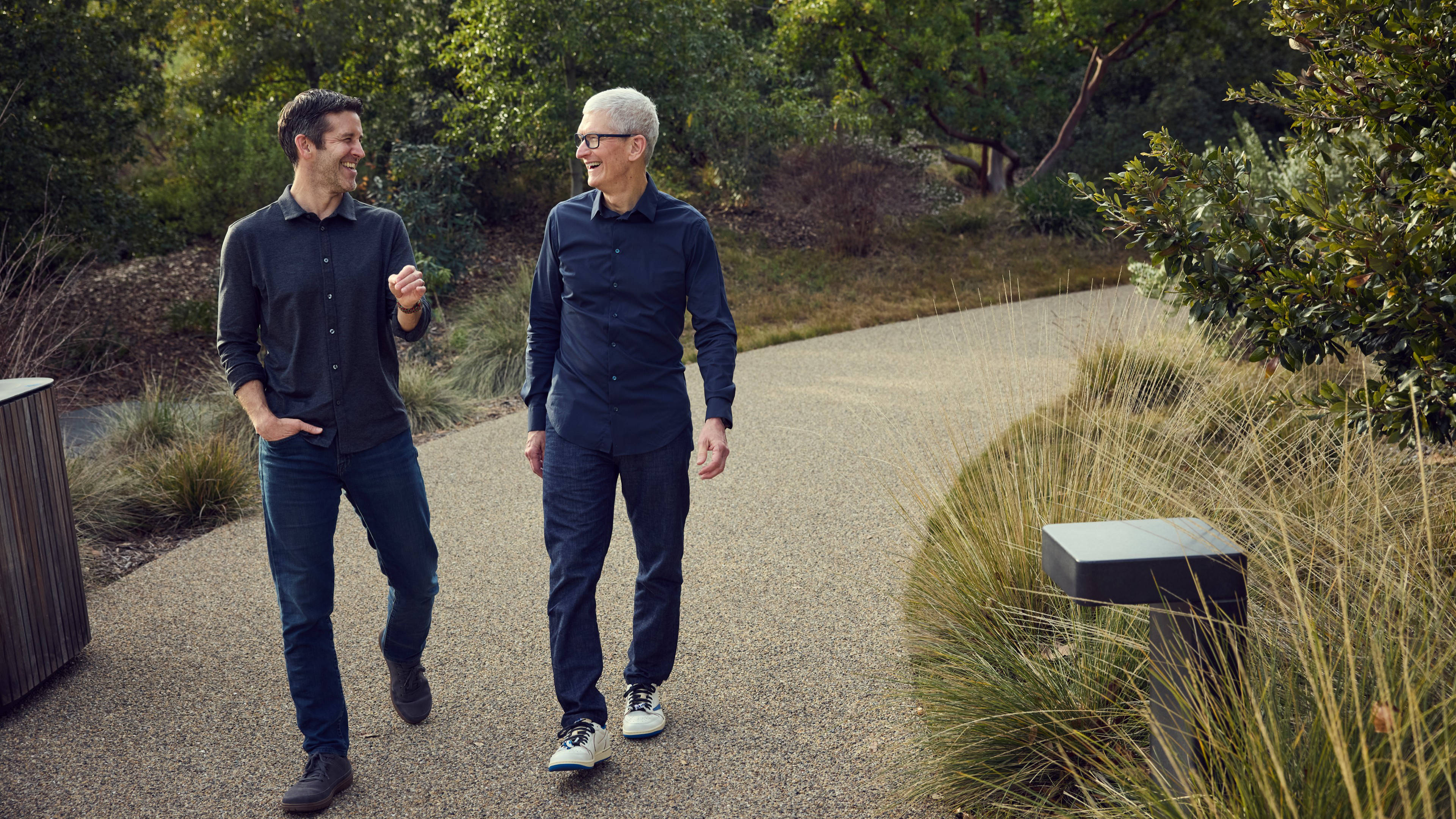 John Ternus Resmi Gantikan Tim Cook Jadi CEO Apple Mulai September 2026, Era Baru Dimulai