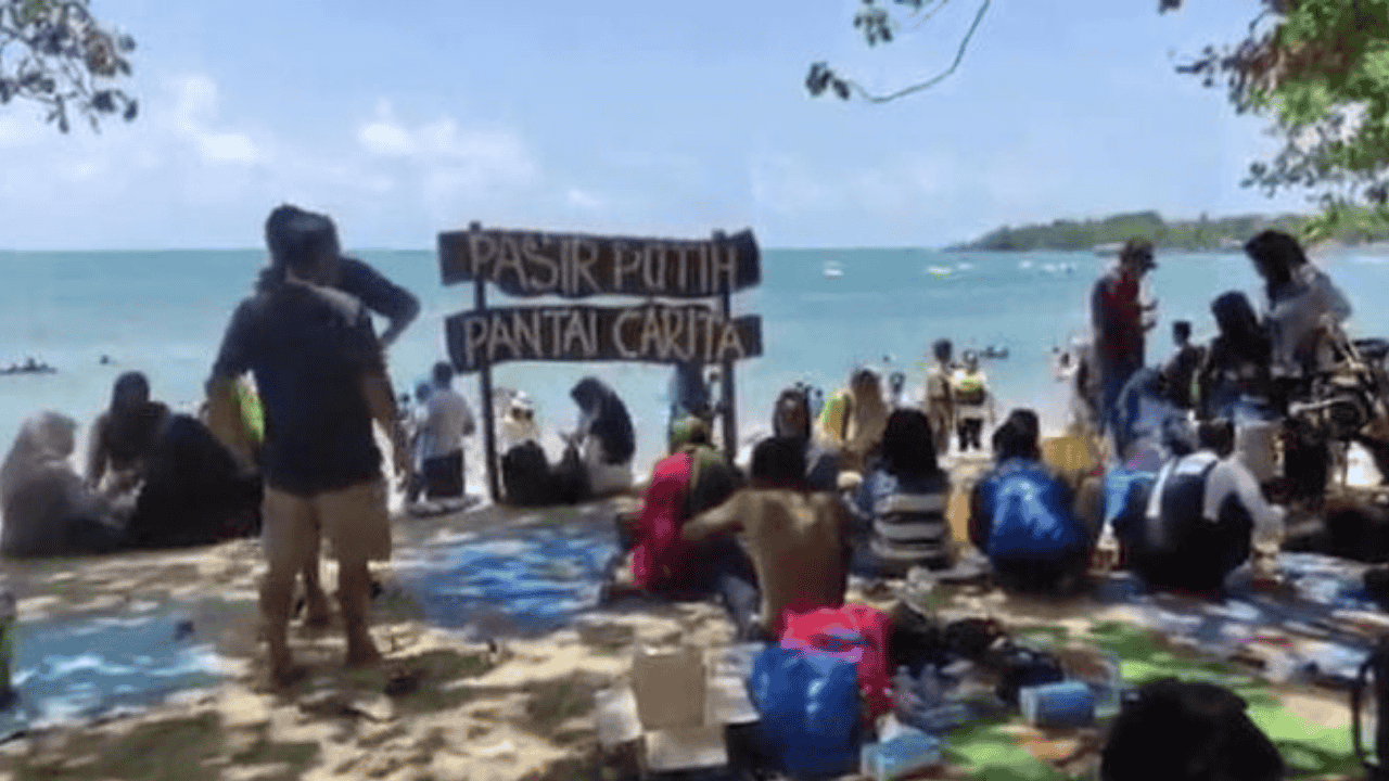 Carita Lagi Sepi Saat Nataru! Cuaca Ekstrem Bikin Wisatawan Ngurang—Pengelola: Turun 40% dari Tahun Lalu