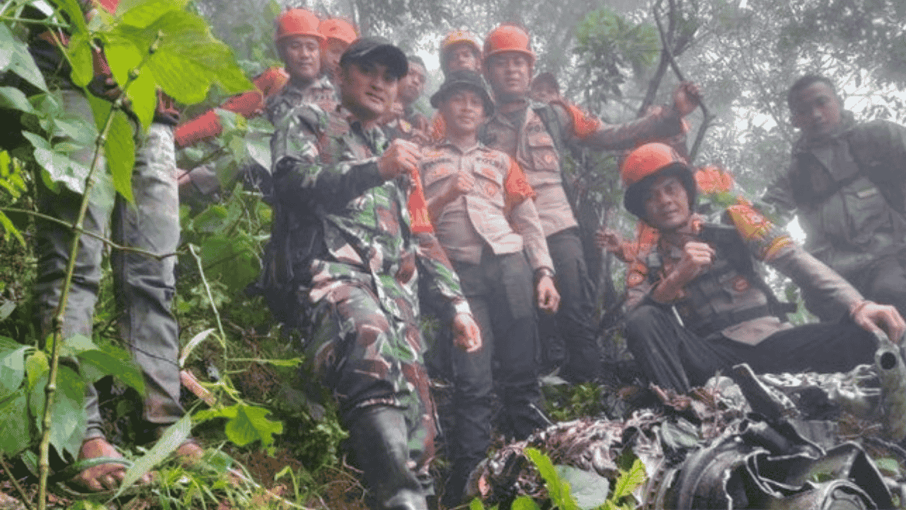 Judul Cuaca Ekstrem Tahan Evakuasi ATR PK-THT, Tim SAR Dirikan Tenda di Puncak Bulusaraung