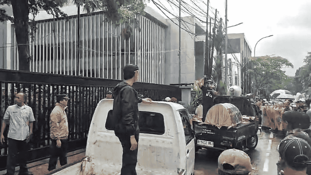Diguyur Hujan, Warga Serpong “Kirimi” Sampah ke DPRD Tangsel: Tuntut BLT Rp250 Ribu hingga Satgas Persampahan