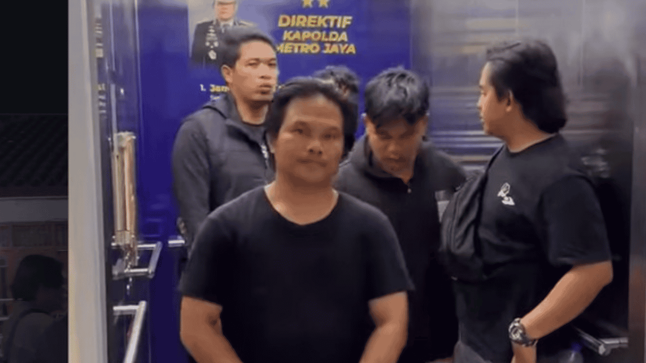 Viral Tendang Ambulans di Depok, Pemotor Arogan Akhirnya Dibekuk Polisi dan Jadi Tersangka