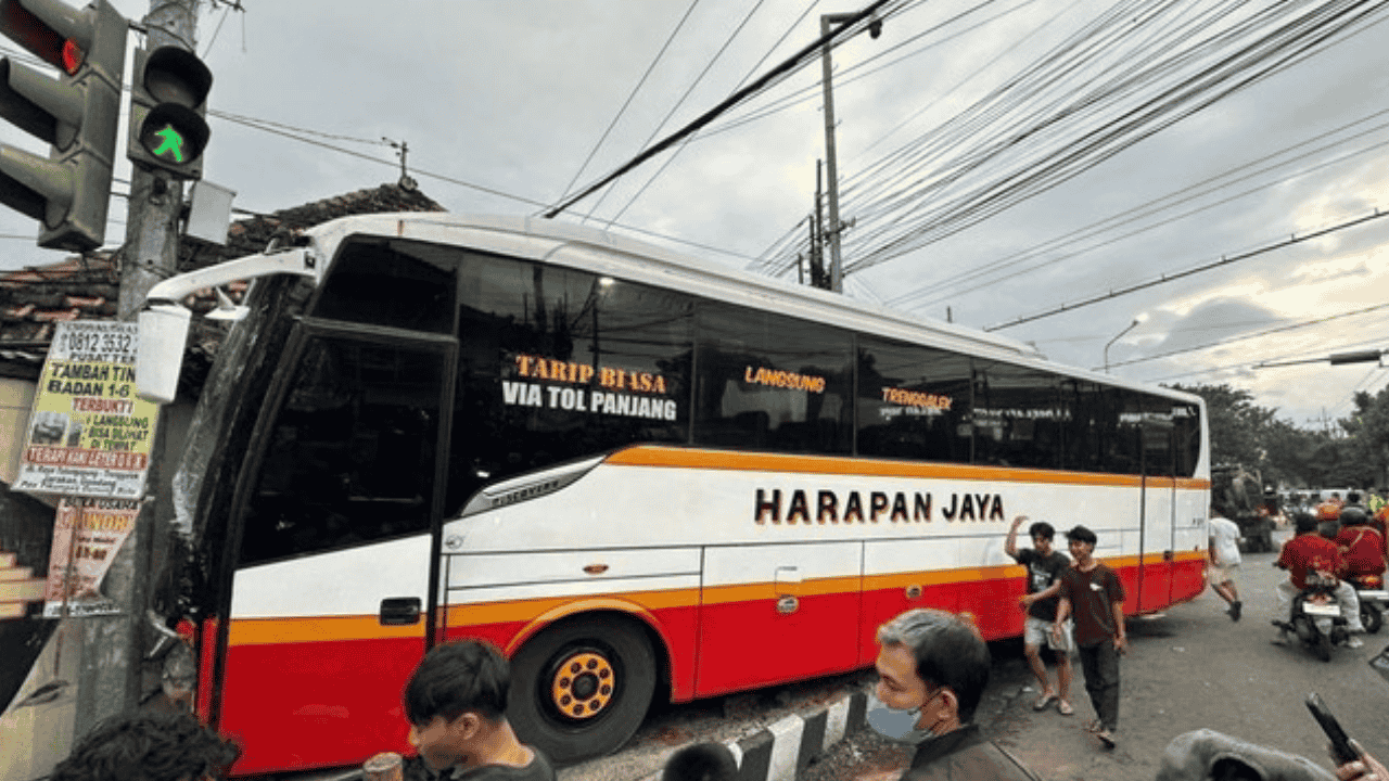 Korban Bus Harapan Jaya “Ugal-ugalan” di Kediri Membengkak Jadi 11 Orang, Ada Anak Luka Kepala