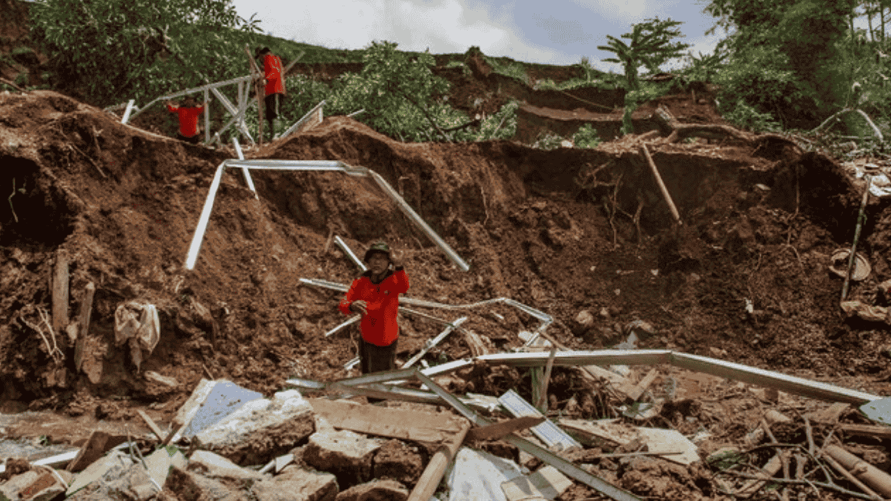 Longsor-Banjir Bandang Terjang Cisarua KBB Dini Hari, 30 Rumah Tertimbun; Data Korban Masih Bergerak