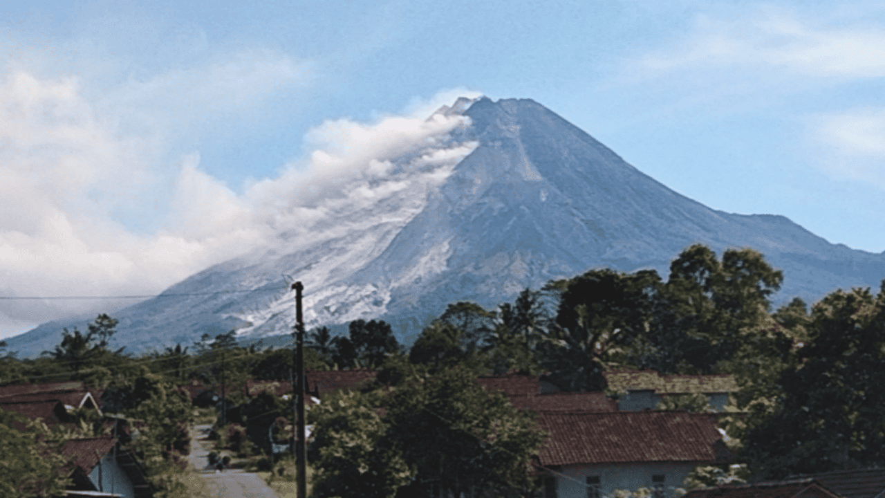 Aktivitas Merapi Meningkat Tajam, BPPTKG Peringatkan Warga Soal Ancaman Guguran Lava dan Awan Panas
