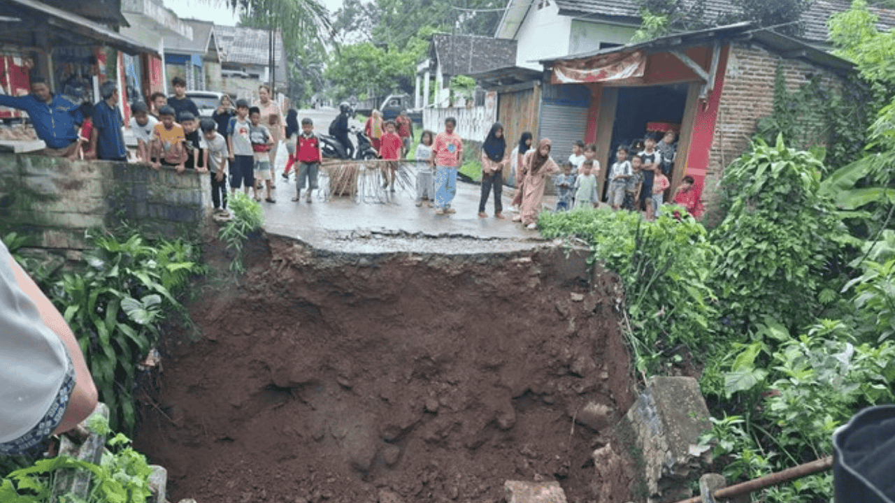 Akses Vital Warga Terputus, Pemprov Banten Tancap Gas Bangun Jembatan Bailey di Pandeglang