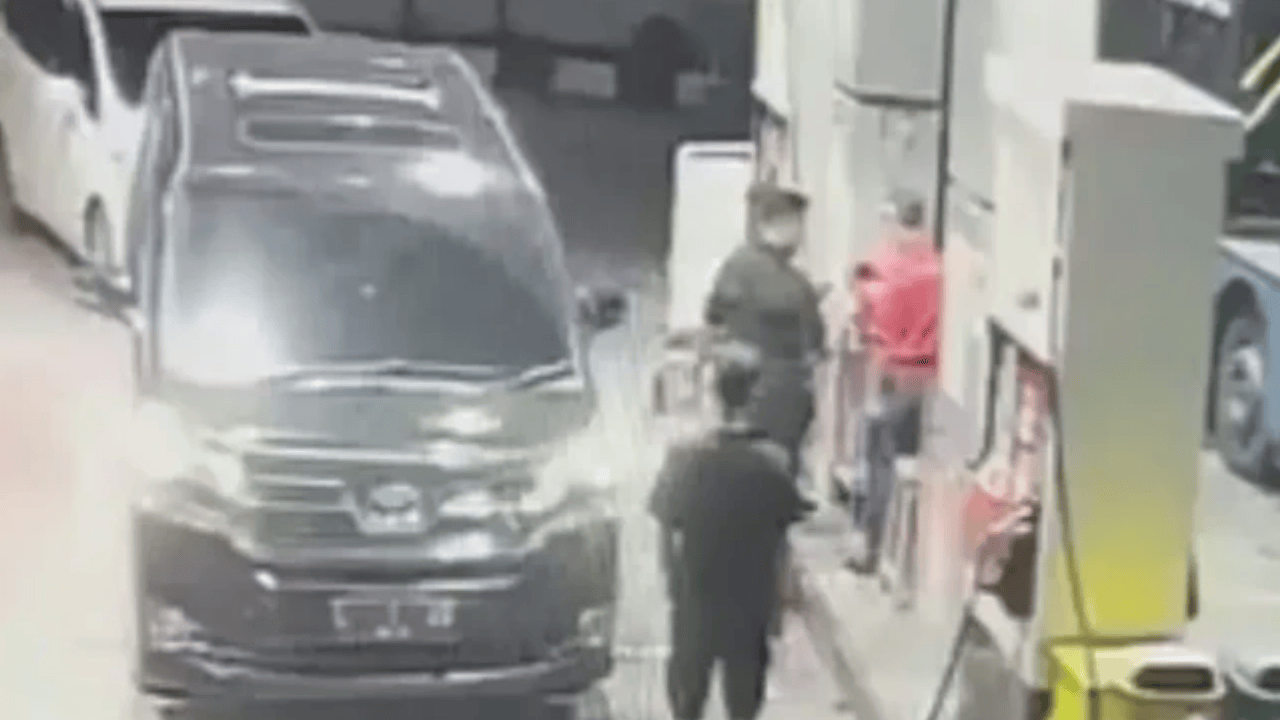 Ngaku Mau Isi Pertalite, Petugas SPBU Dipukul—Ternyata Mobilnya Vellfire dan Pakai Pelat Bodong!
