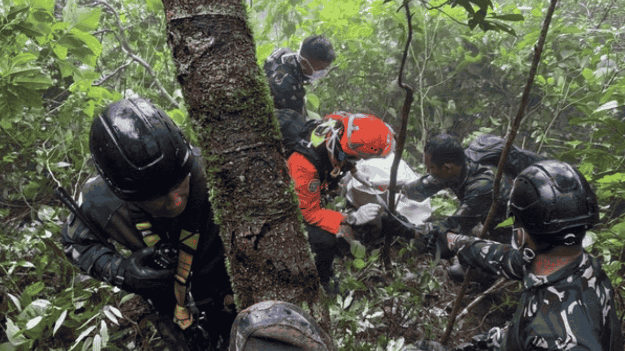 Tim SAR Temukan 6 Korban di Sekitar Ekor Pesawat ATR di Bulusaraung, Baru 1 “Paket” Berhasil Diangkat dari Jurang 350 M
