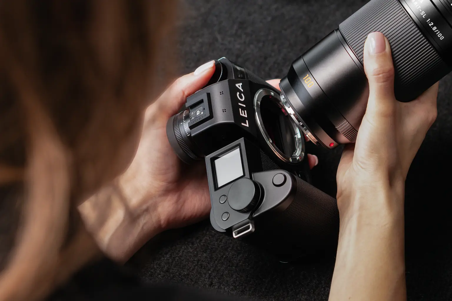 Leica SL3-P Resmi Diluncurkan: Kamera Full-Frame 44MP dengan Video 8K dan Logo Merah Ikonik Dihapus