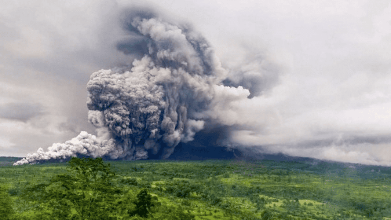 Semeru “Batuk” 83 Kali Sejak Dini Hari, Status Masih Siaga dan Warga Diminta Jauhi Besuk Kobokan