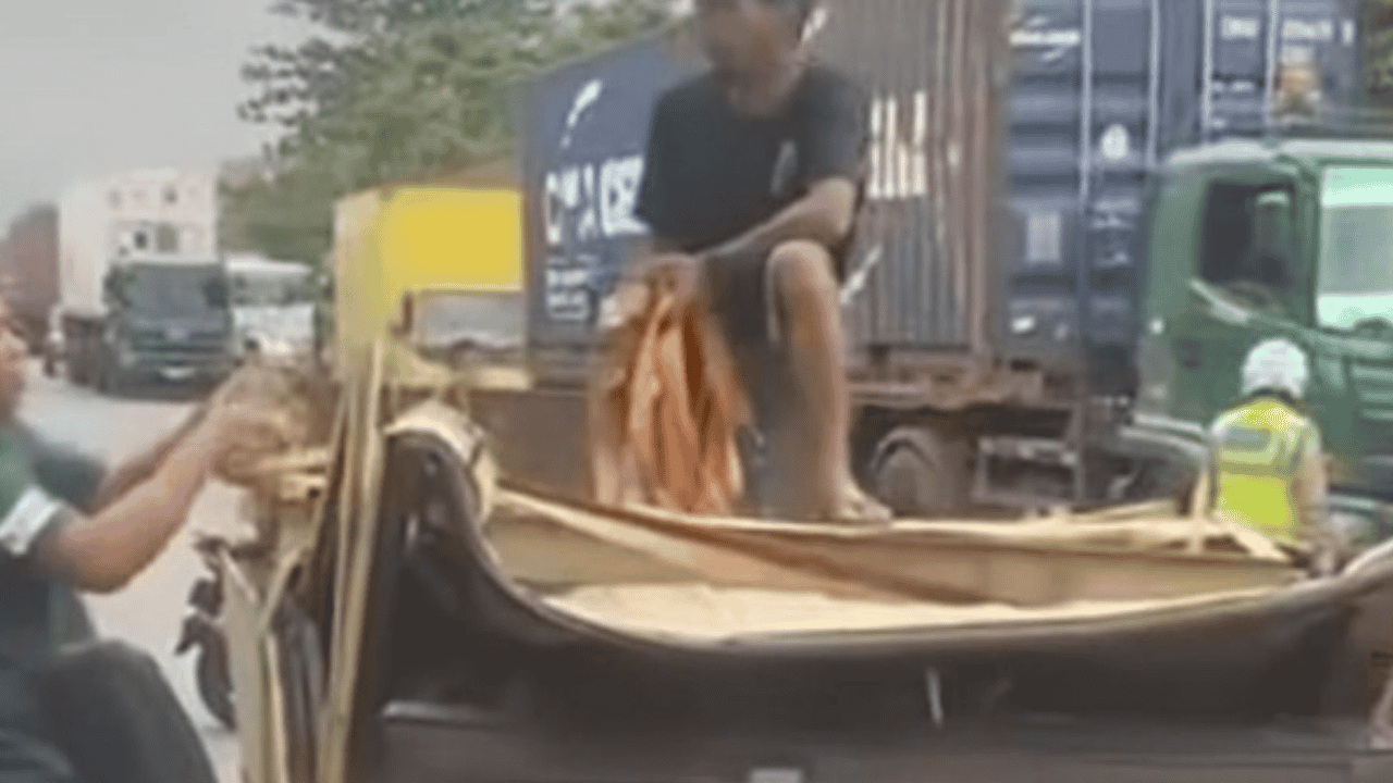 Truk Muatan Besi Ringsek di Cakung-Cilincing, Sopir-Kernet Tewas Terjepit, Ertiga Ikut Tertimpa