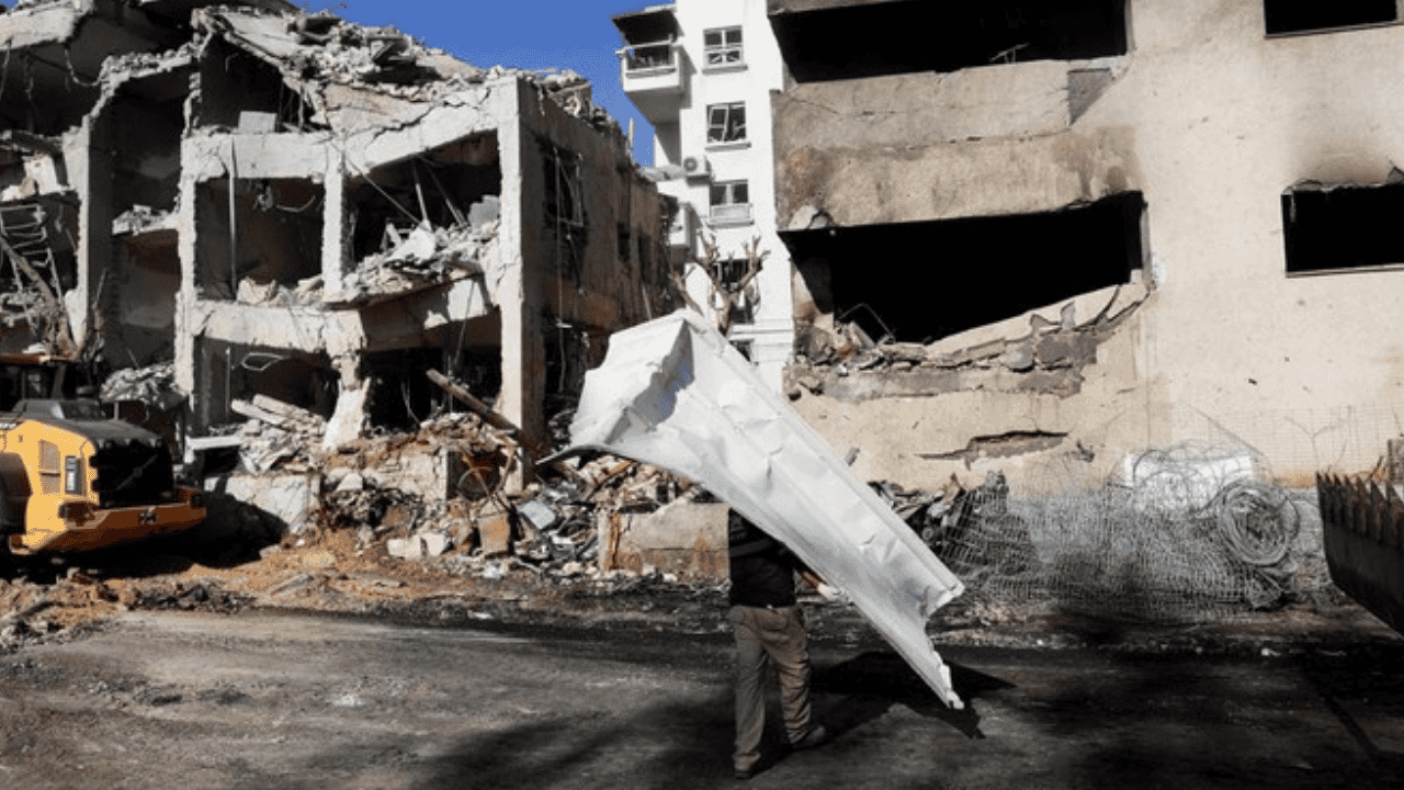 Tel Aviv Diguncang Rentetan Rudal Iran, Api Menyala Dekat Pusat Bisnis dan Warga Dievakuasi