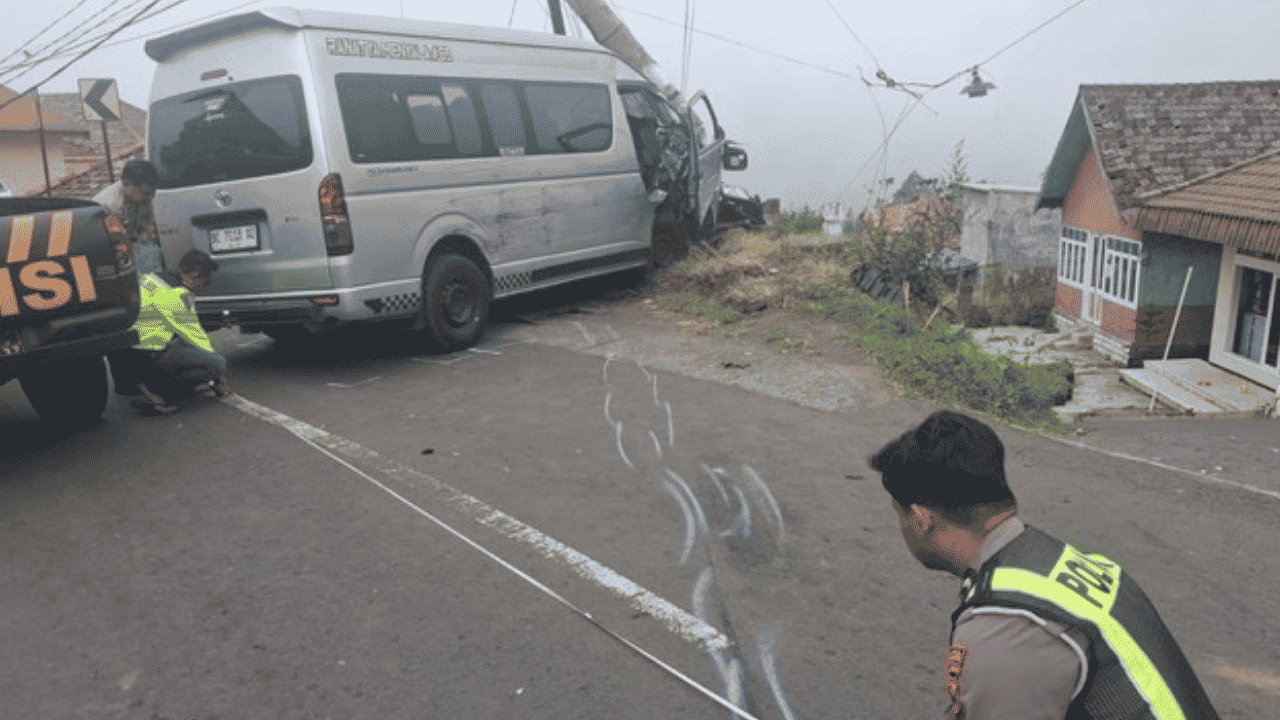 Hiace Turis Singapura Hilang Kendali di Jalur Bromo, Tabrak Tiga Mobil hingga 9 Orang Terluka