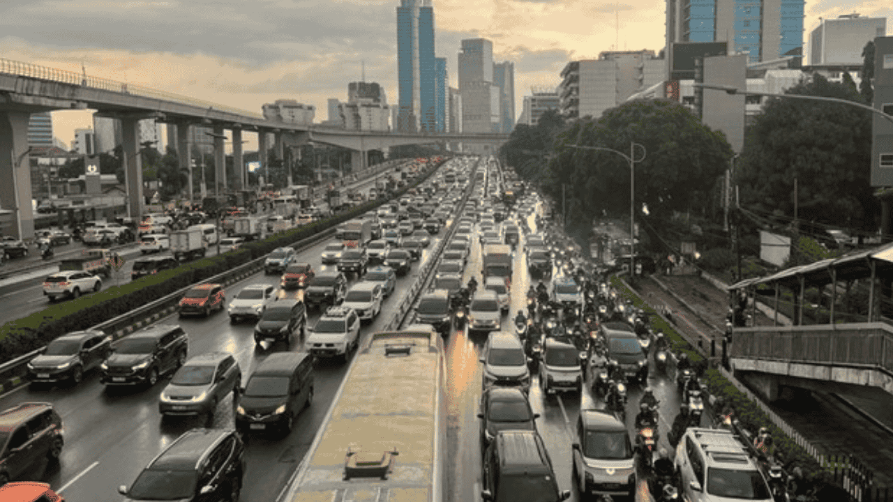 Habis Hujan, Gatsu hingga Tol Dalam Kota Macet Parah di Jam Pulang Kantor