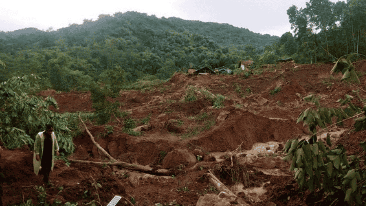 Hujan Deras Picu Longsor Lembang, Pasutri Muda Tewas Tertimbun; Jalur Kolonel Masturi Sempat Lumpuh