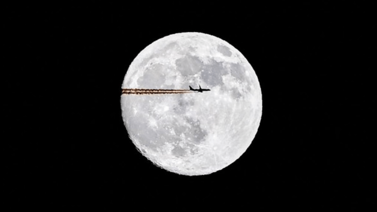 Peneliti Ingatkan Risiko : Bulan Berpotensi Jadi 'Kuburan Massal' Satelit, Ini Penyebabnya