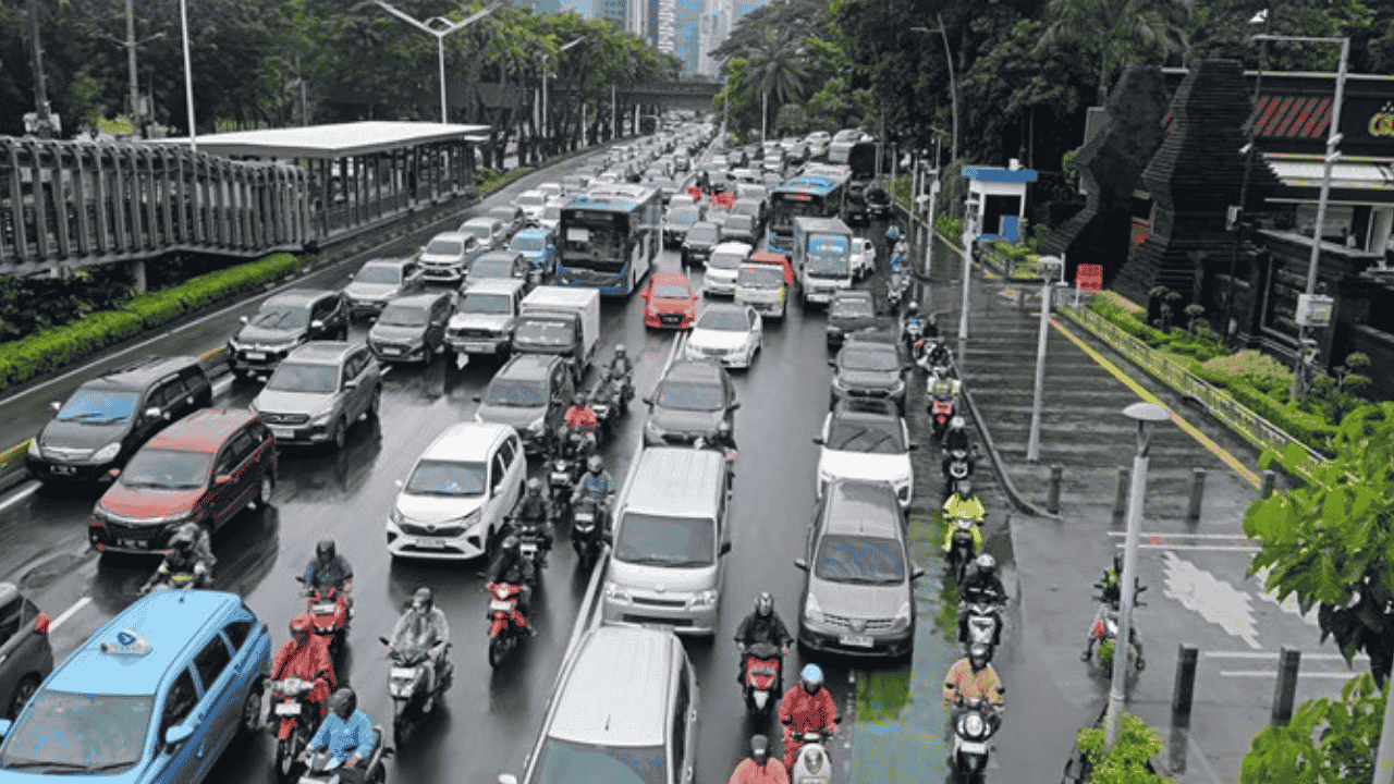 Demo di Sudirman Bikin Macet Arah Senayan, Antrean Mengular dari Simpang Semanggi