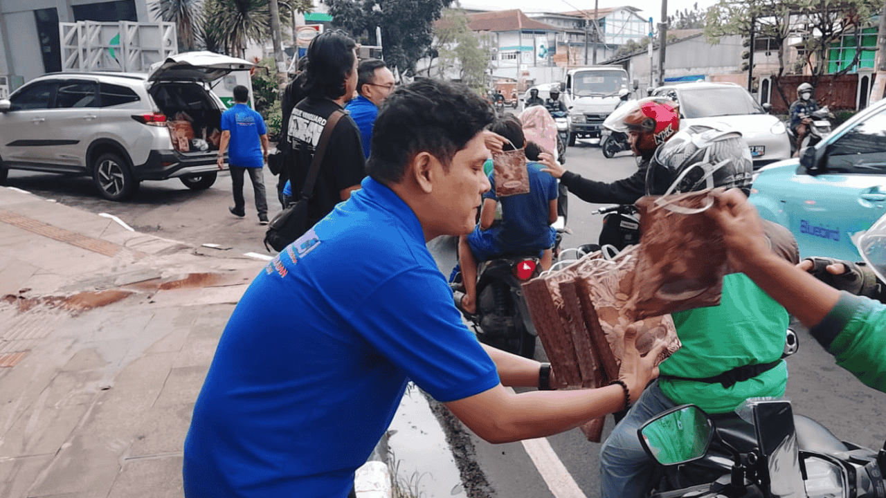 Hujan Tak Surutkan Aksi Berbagi, SMSI Tangsel Tebar 100 Takjil di Depan Balai Kota