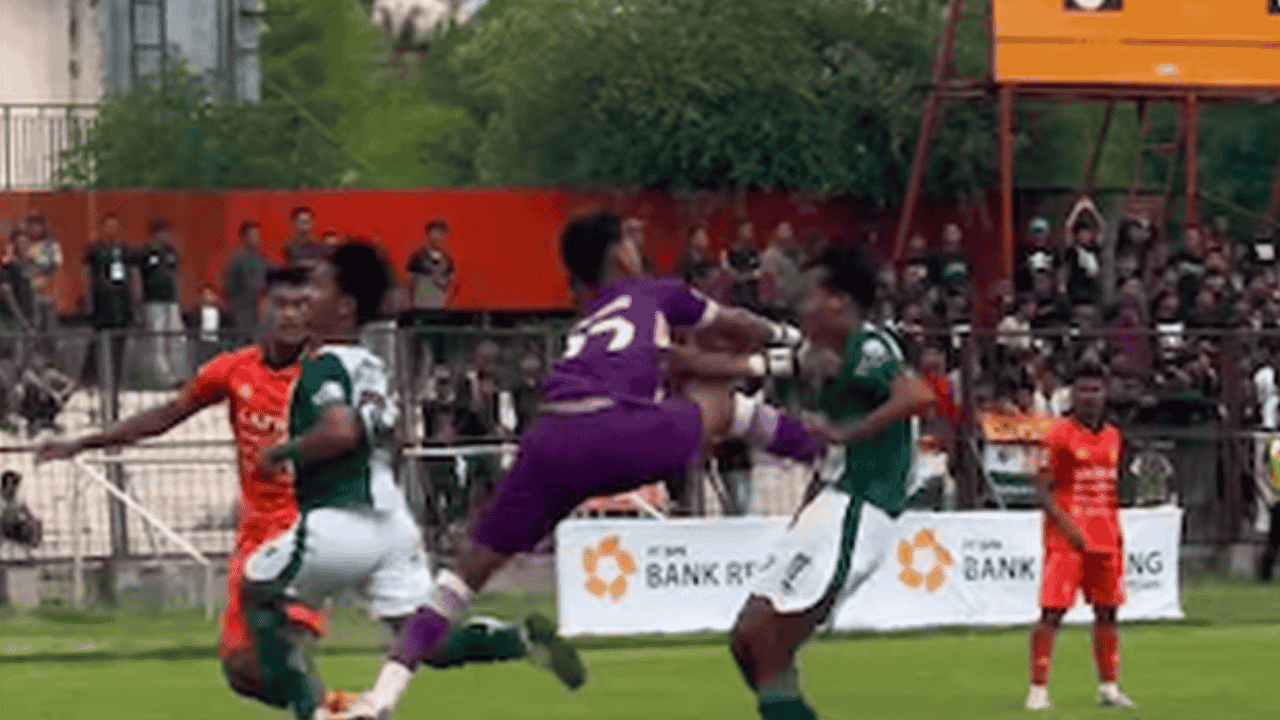 Heboh Tendangan “Kungfu” di Liga 4 Jateng, Pemain Persikaba Dilarikan ke IGD usai Duel Lawan PSIR