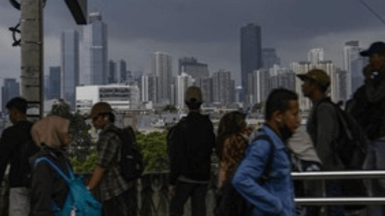 BMKG Warning Jabodetabek: Selasa Bekasi Berpotensi “Awas”, Hujan Lebat Masih Mengintai hingga Akhir Pekan