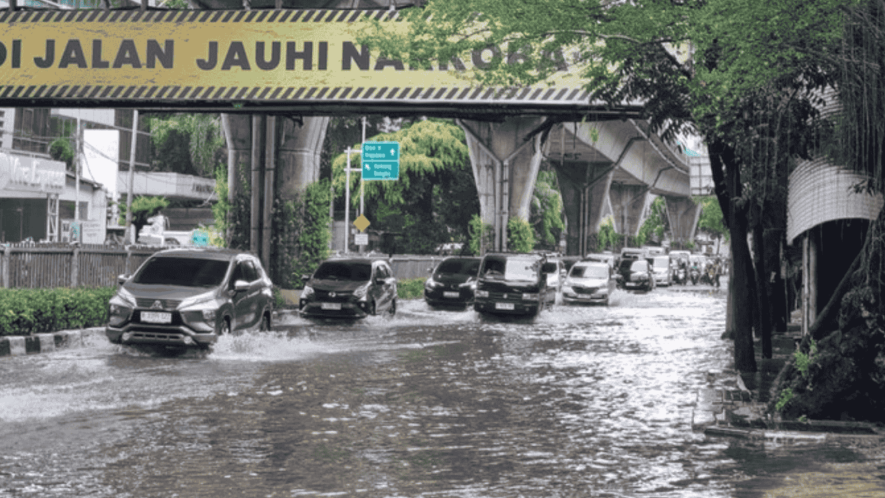 Banjir Kepung Mampang, Jalan Kapten Tendean Lumpuh Sebagian, Arus Lalu Lintas Dua Arah Tersendat