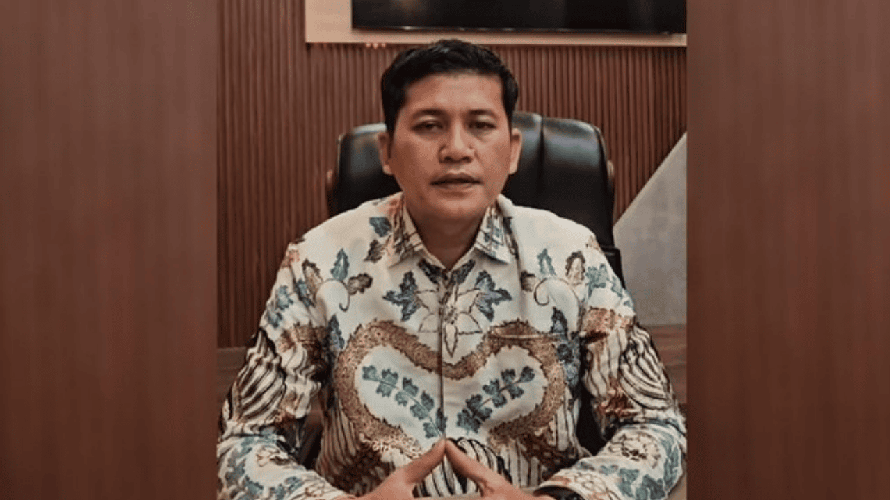 Pergi Umrah di Tengah Banjir, Bupati Aceh Selatan Mirwan MS Disetop 3 Bulan oleh Mendagri