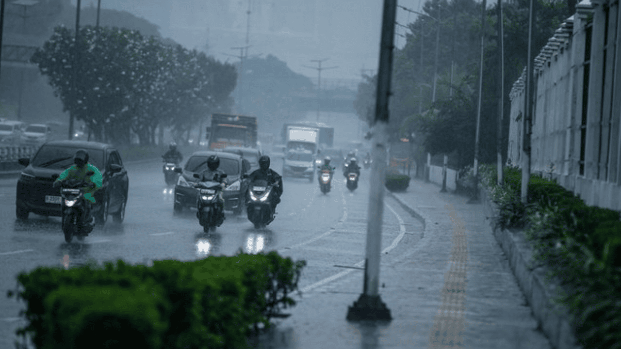 Hujan Ekstrem Mengintai, Pramono Buka Opsi WFH-PJJ di Jakarta: OMC Disiapkan Sebulan