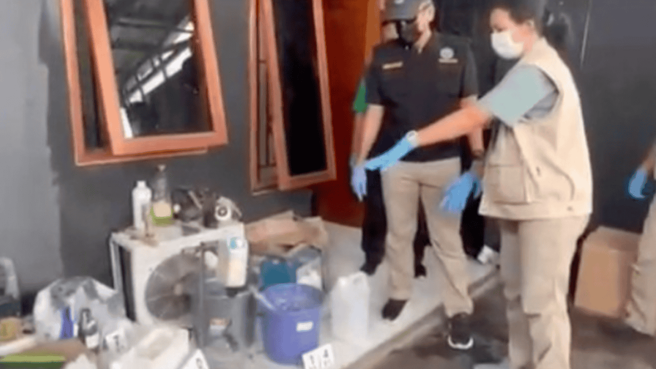 BNN Gerebek Pabrik Tembakau Sintetis di Tangerang, Tiga Tersangka Termasuk “Koki” Produksi Ditangkap