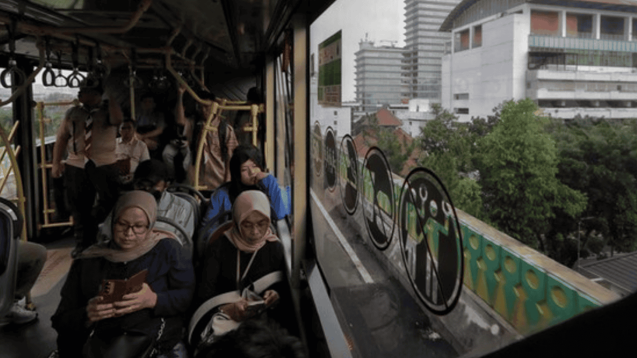 Viral di Bus TransJakarta, 2 Pria Masturbasi Resmi Jadi Tersangka: Dijerat Pasal Asusila, Terancam 1 Tahun Bui