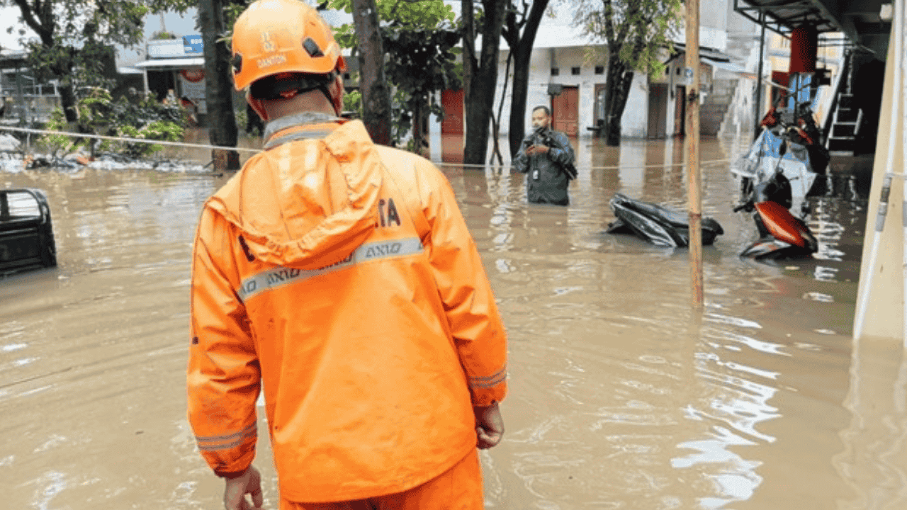 Banjir Jakarta Kian Parah, 105 RT dan 19 Jalan Terendam, Titik Terdalam Capai 1,7 Meter!