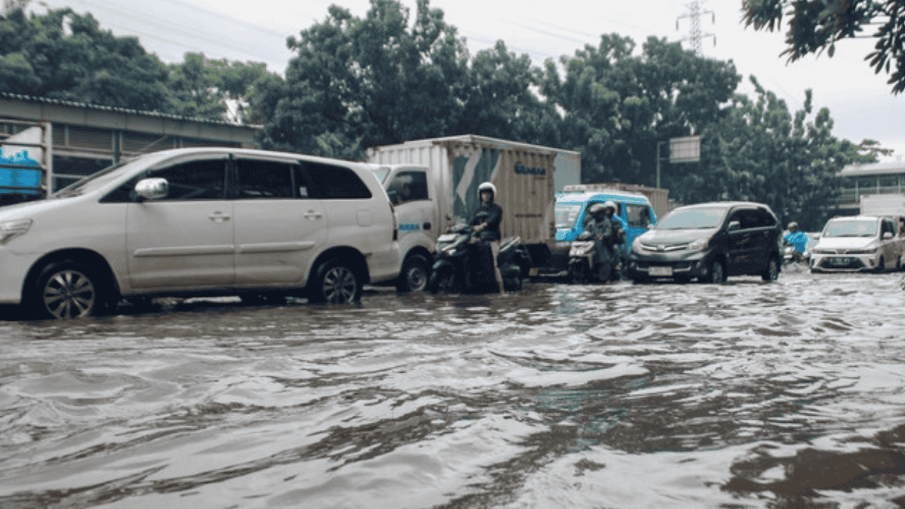 Banjir Jakarta Meluas Siang Ini, BPBD Catat 15 RT dan 20 Ruas Jalan Masih Tergenang