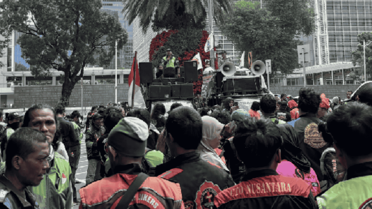 Demo Ojol di Kedubes AS-Monas: Tuntut Potongan Aplikator 10 Persen, Sekalian Serukan “Bebaskan Maduro”