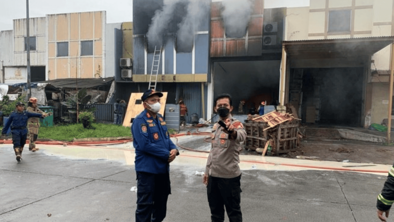 Gudang Diduga Jadi Sumber Api! Polisi Selidiki Kebakaran Pabrik Pestisida yang Cemari Sungai Cisadane
