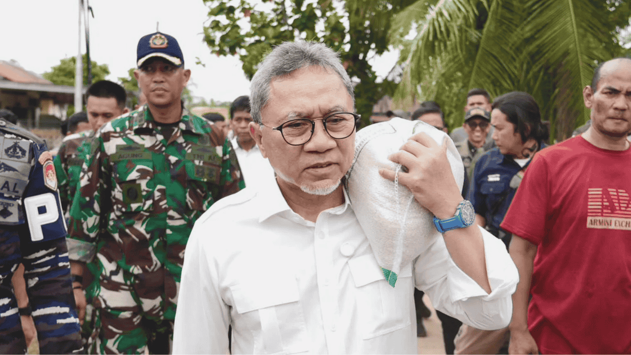 Netizen Hajar Aksi Zulhas Pikul Beras di Padang: “Pencitraan Kelas Minyak Goreng”