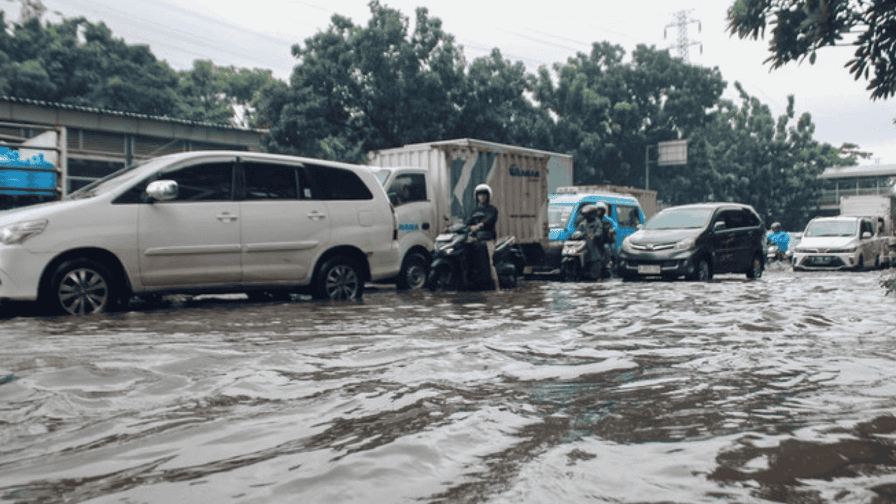 Jalan DI Panjaitan Sempat Banjir 50 Cm, Dinas SDA Turunkan 3 Pompa Mobile Antisipasi Genangan Susulan