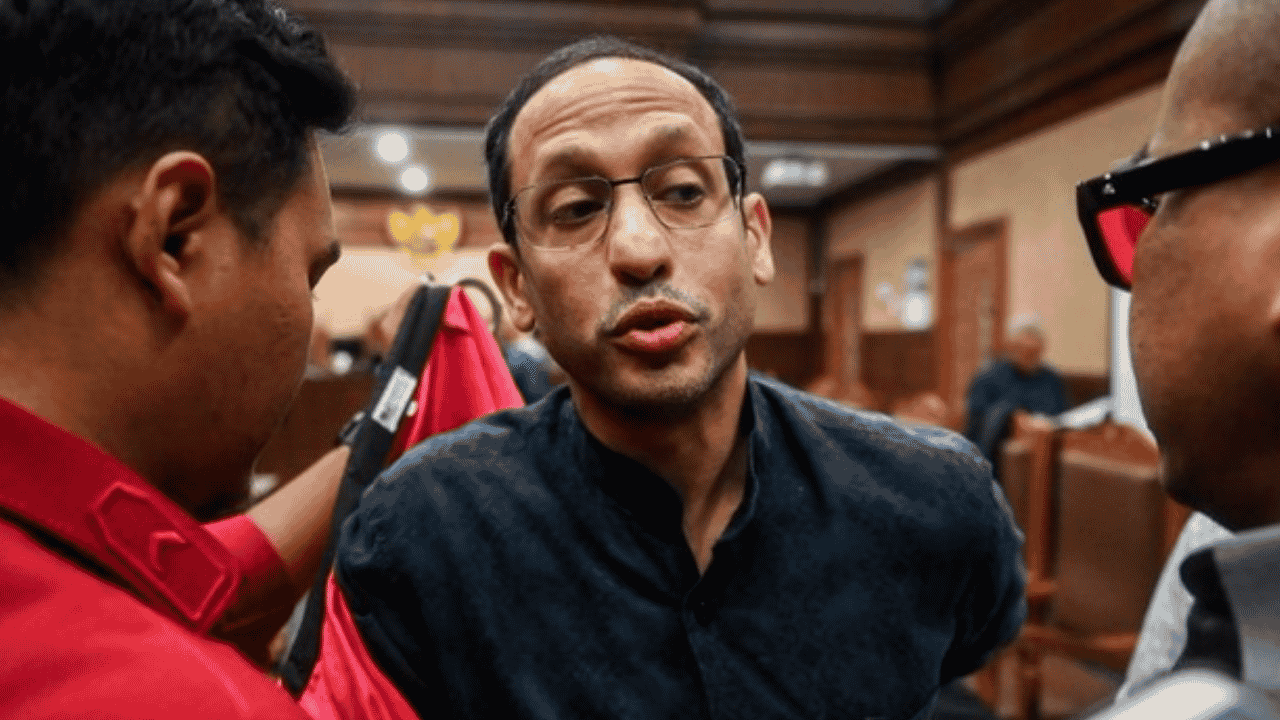 Rocky Gerung Peluk Nadiem di Ruang Sidang, Pendukung Tepuk Tangan Saat Kasus Chromebook Rp2,18 Triliun Disidangkan