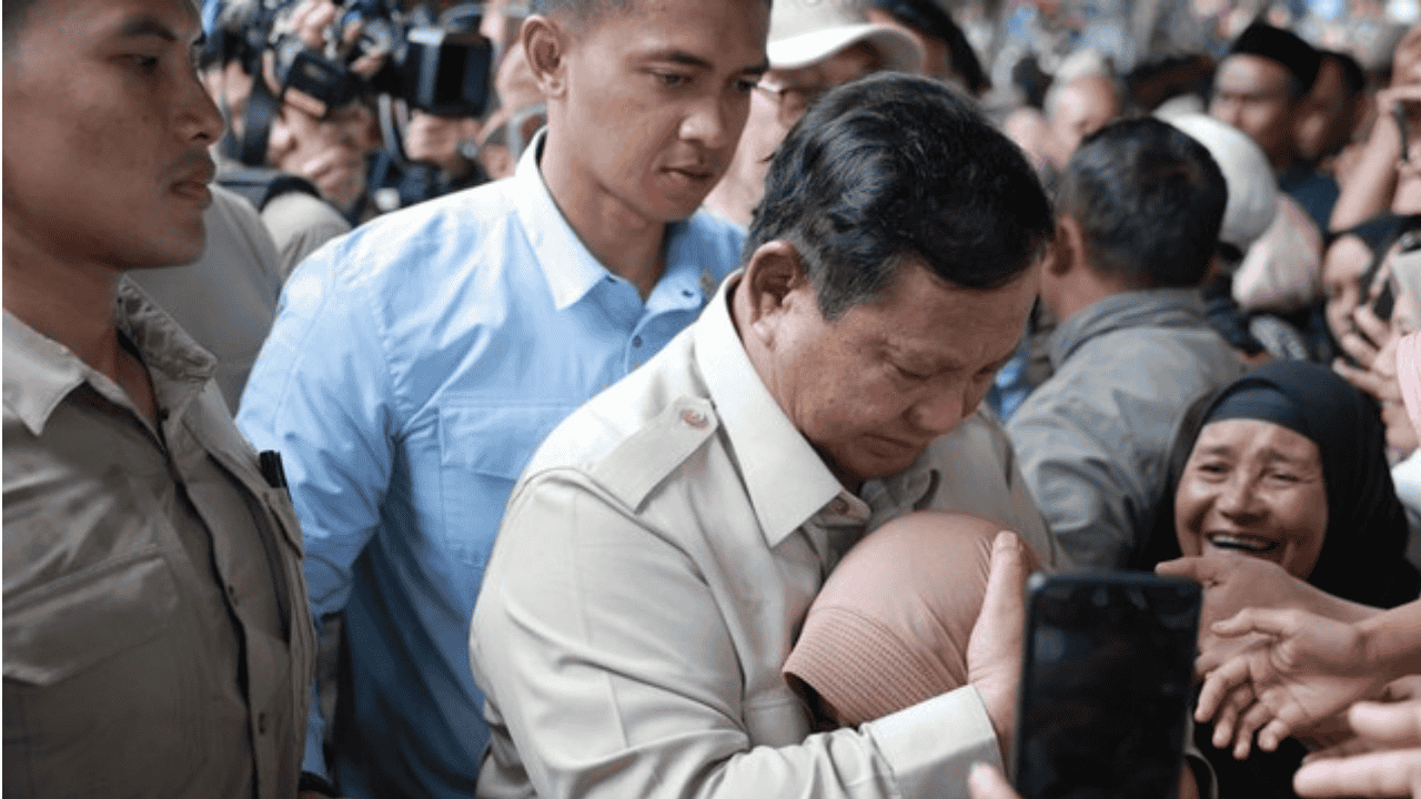 Prabowo Temui Pengungsi Bencana Sumatra, Janji Hunian-Listrik Pulih: “Saya Tidak Punya Tongkat Nabi Musa”