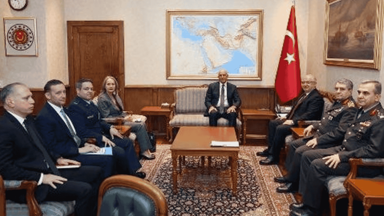 Viral Foto Dubes AS Duduk “Paling Tengah” Saat Temui Menhan Turki, Dinilai Bak “Gubernur Kolonial”