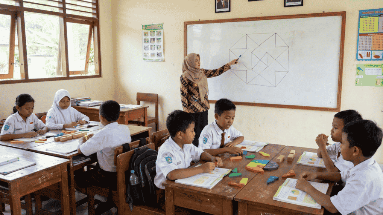 Heboh Guru Honorer Disebut Dirumahkan 2027, Kemendikdasmen Akhirnya Buka Suara