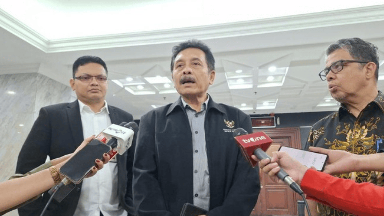 Ketua MKMK Tegas di DPR: Diminta Buka Laporan Adies Kadir, “Lebih Baik Saya Diberhentikan”