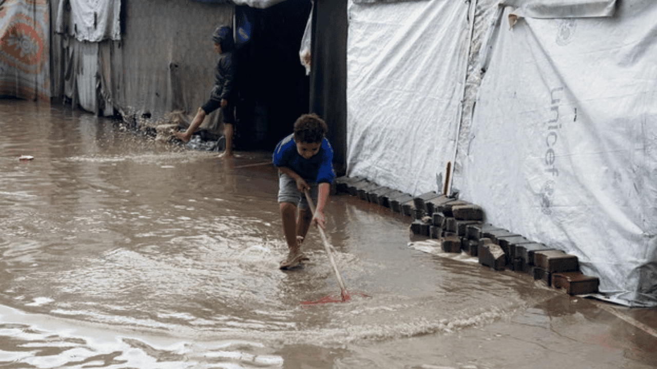Bayi 8 Bulan Tewas Kedinginan di Tenda Banjir Imbas Badai Byron di Gaza