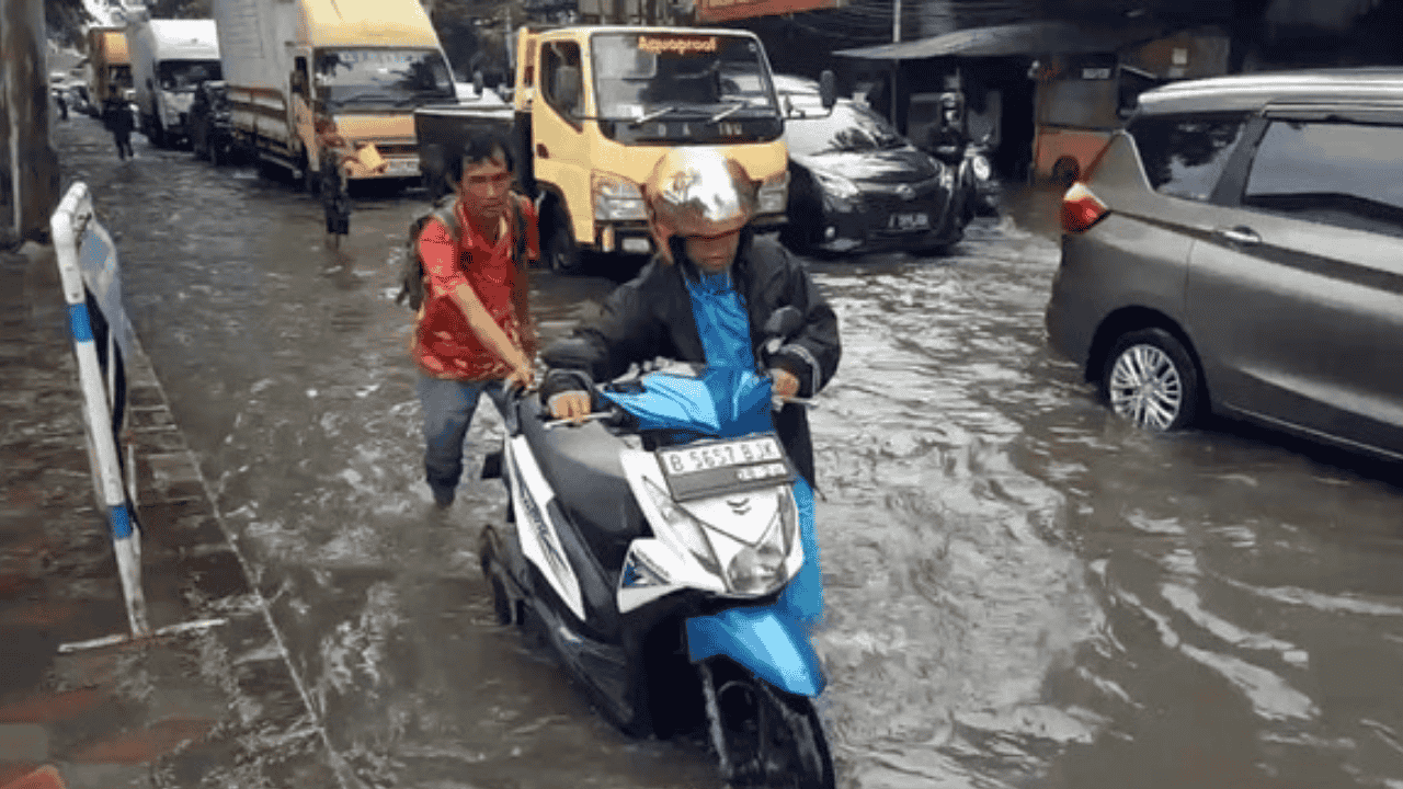 Banjir Tangerang Meluas: Villa Tomang Terendam hingga 1,4 Meter, Akses Jalan Utama ke Bandara Ikut Tersendat
