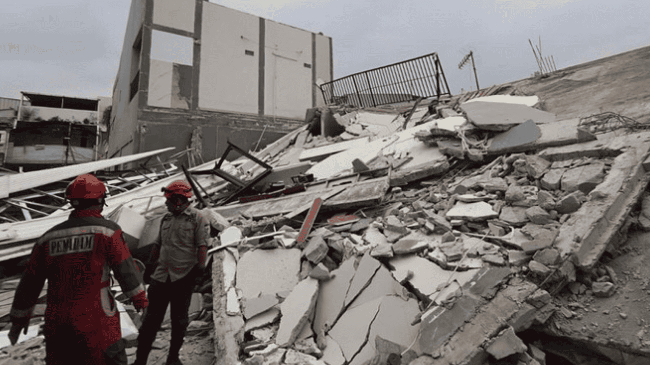 Mencekam di Koja Jakut: Bangunan Parkir 2 Lantai Mendadak Ambruk, 5 Kendaraan Tertimpa