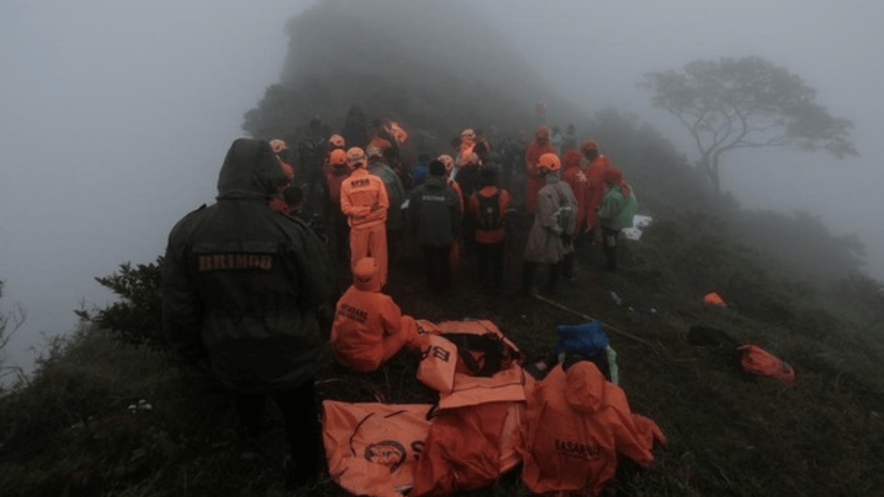Jenazah Korban Pesawat ATR di Bulusaraung Bertambah: Total 8 Ditemukan, 2 Sudah Teridentifikasi