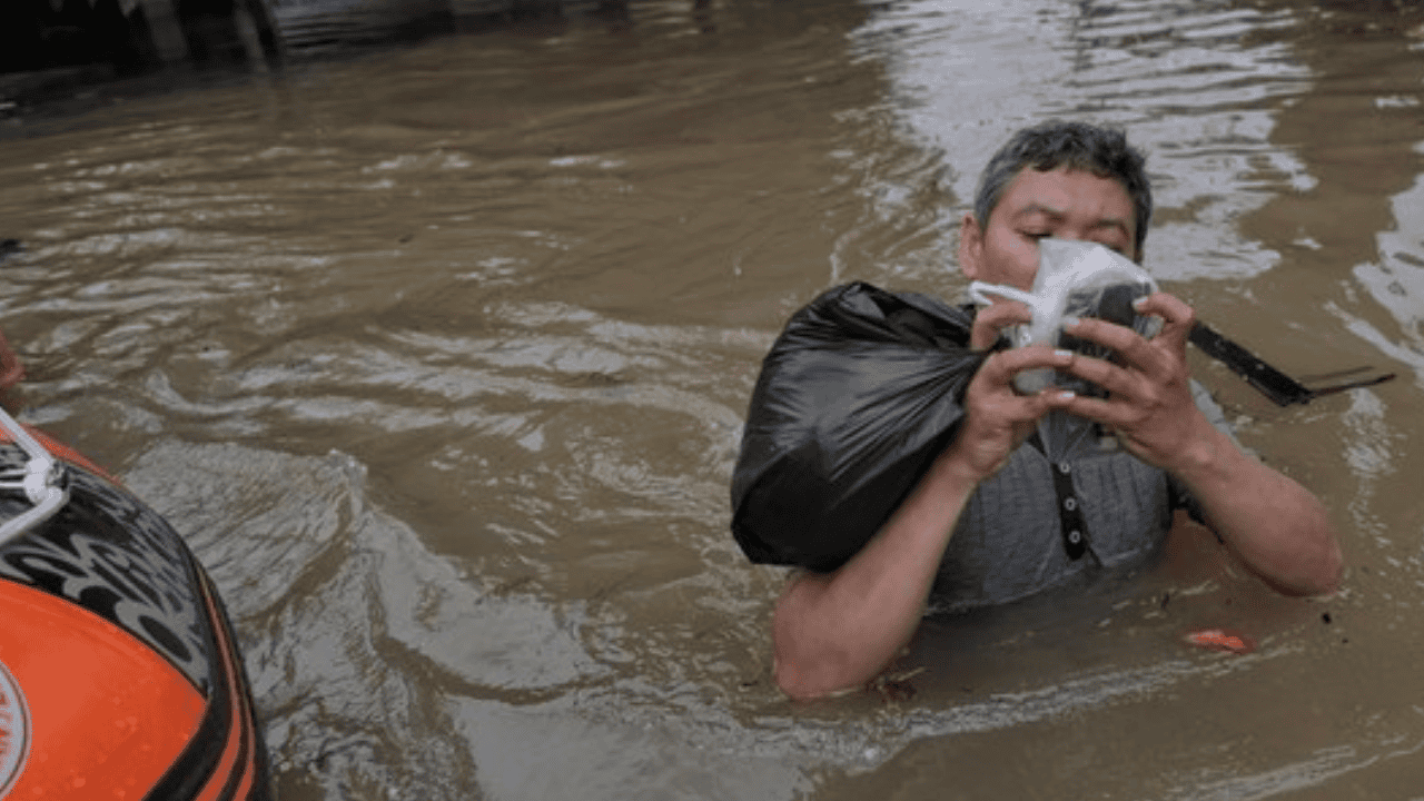 Sungai Cimanceri Meluap di Tigaraksa: Banjir Setinggi 1 Meter Rendam Puluhan Rumah