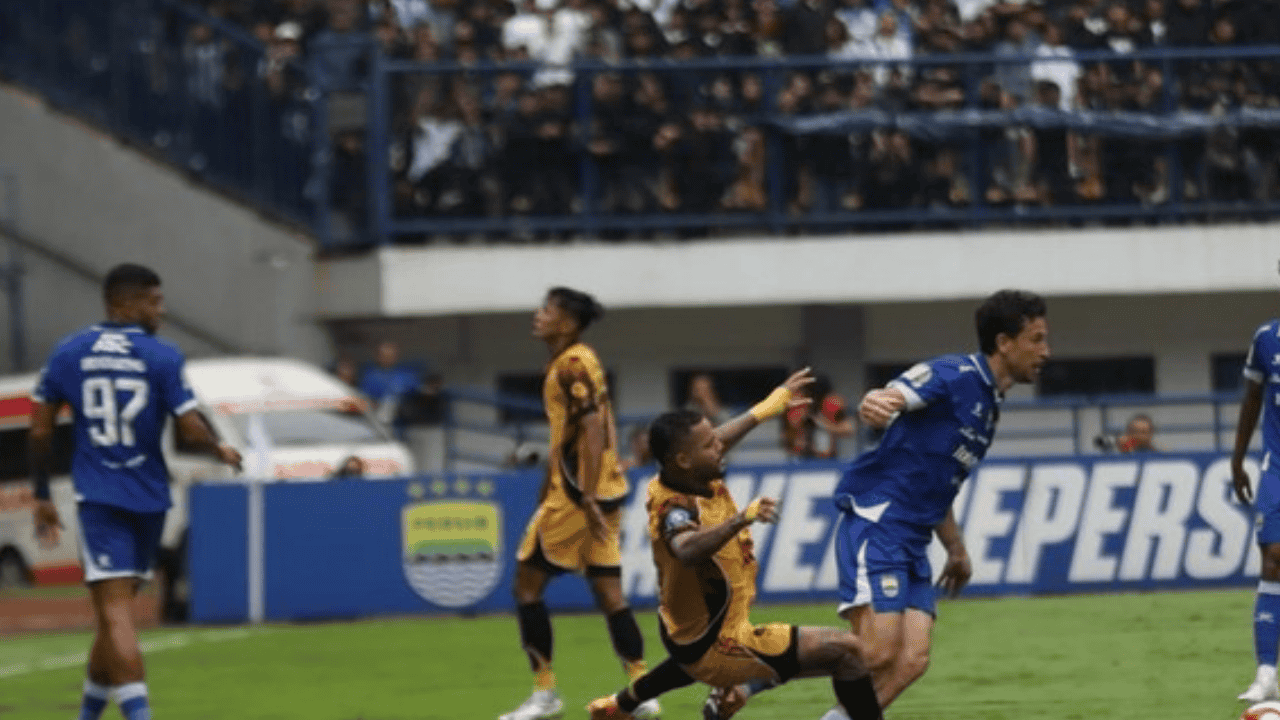 Thom Haye “Meledak”: Soroti Pelanggaran ‘Gila’ di Lapangan hingga Ancaman Pembunuhan.