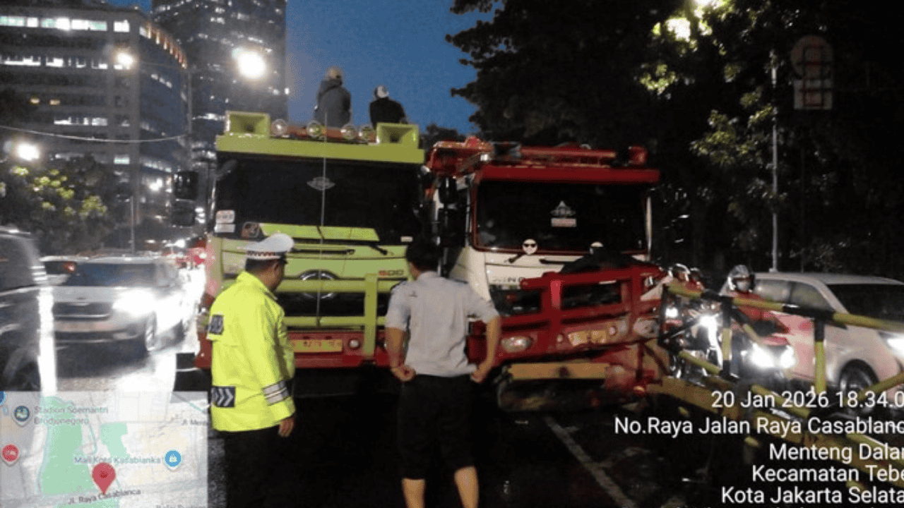Truk Hilang Kendali Hantam Barrier Casablanca, Macet Mengular Bikin Jam Kerja Molor