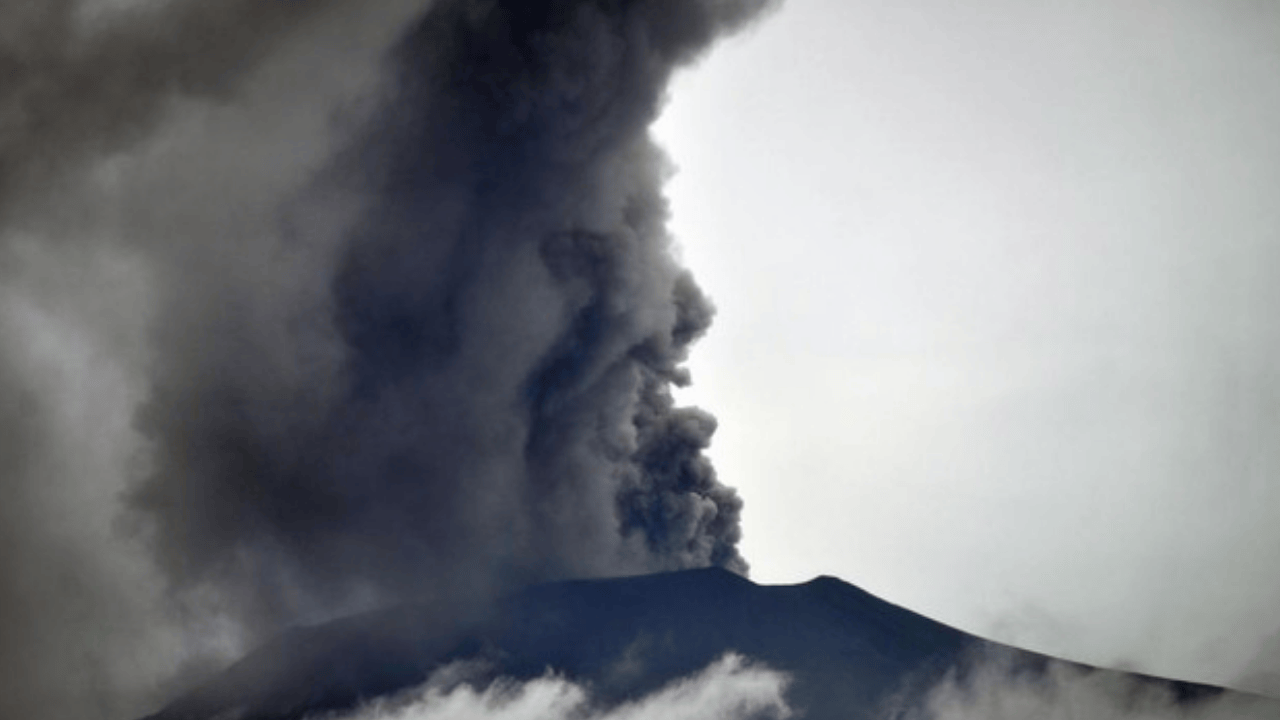 Gunung Marapi Meletus 35 Detik Malam Ini, Radius 3 Km Diminta Steril karena Ancaman Lahar Mengintai
