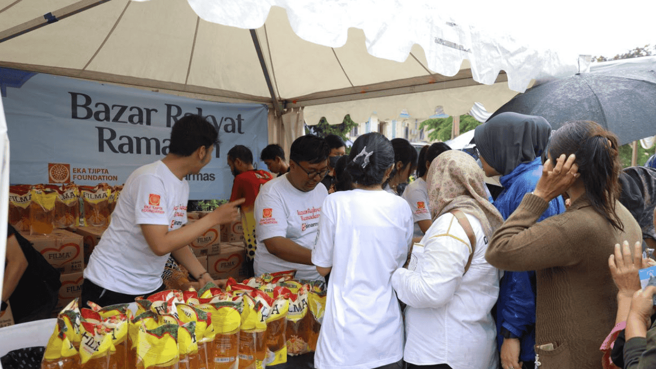 Bazar Ramadan Tangsel Diserbu Warga, Antrean Mengular Meski Hujan: Minyak Goreng Rp25 Ribu