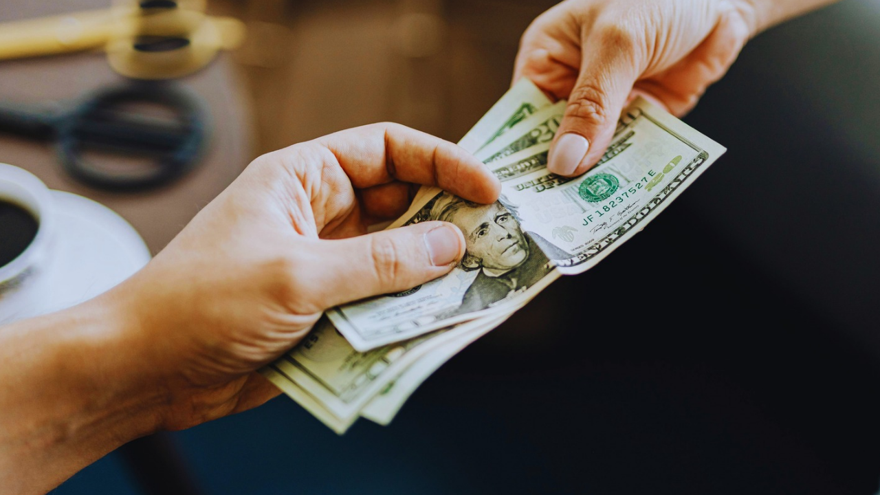 Dolar AS Masih Perkasa, Rupiah Kembali Tertekan Siang Ini